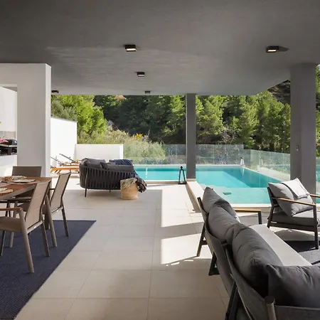 Luxury Cosmopolitan With Pool Villa
