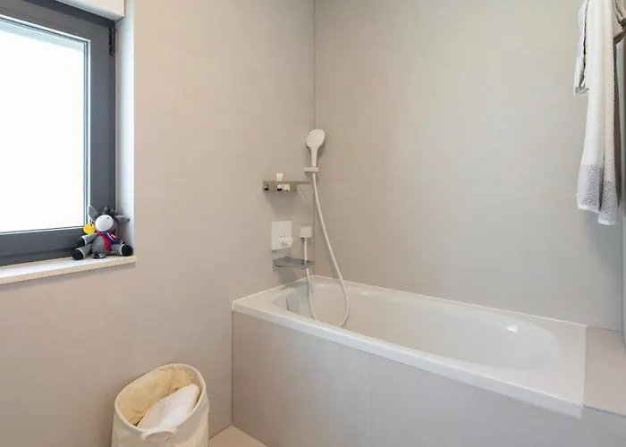 Luxury Cosmopolitan With Pool Vila Podstrana