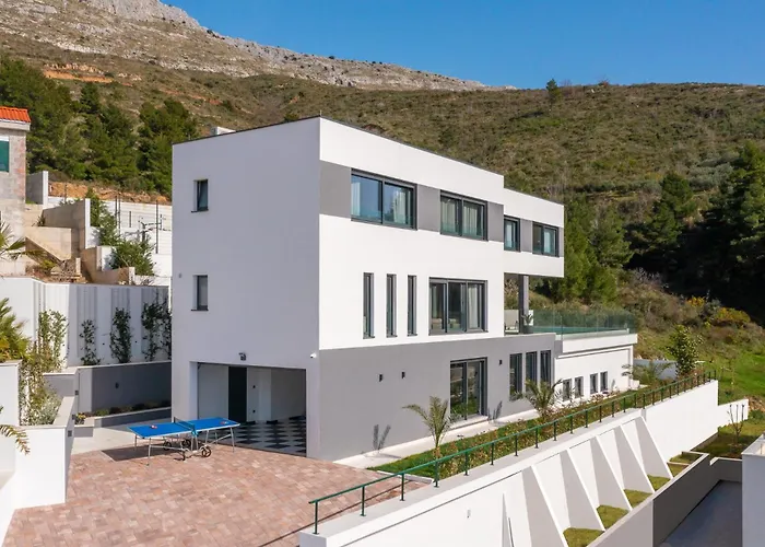 Luxury Cosmopolitan With Pool Vila Podstrana