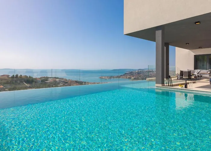 Luxury Cosmopolitan With Pool Podstrana