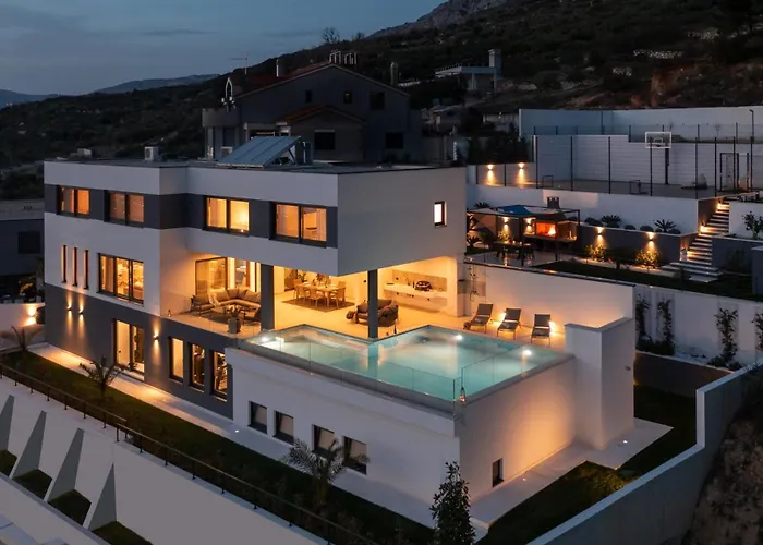 Luxury Cosmopolitan With Pool Vila