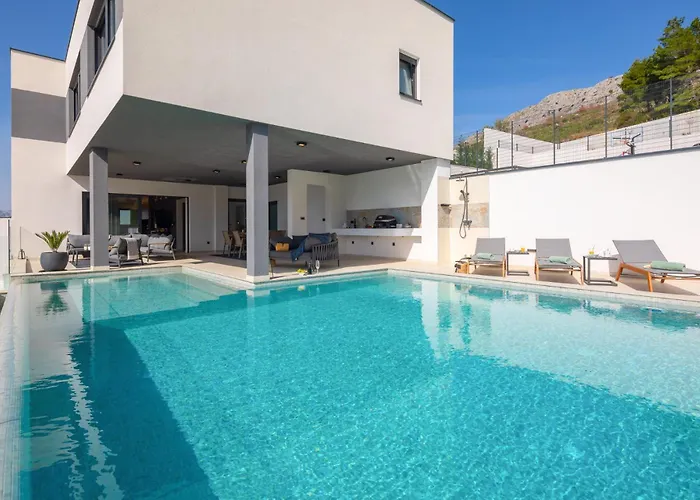 Luxury Cosmopolitan With Pool Podstrana