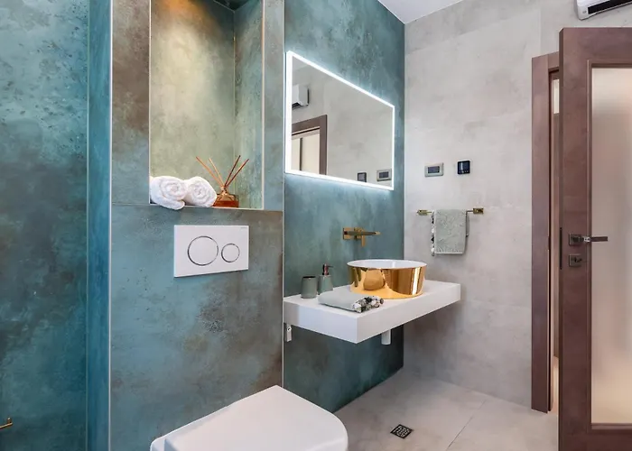 Luxury Cosmopolitan With Pool Vila Podstrana