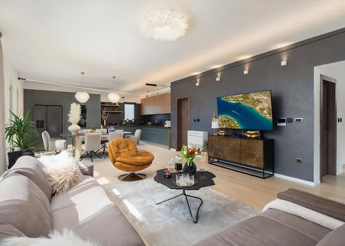 Luxury Cosmopolitan With Pool * Podstrana