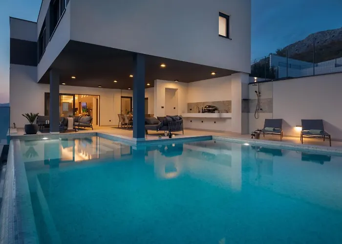 Luxury Cosmopolitan With Pool * Podstrana