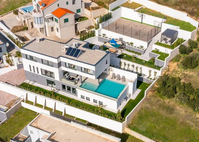 Luxury Cosmopolitan With Pool Podstrana
