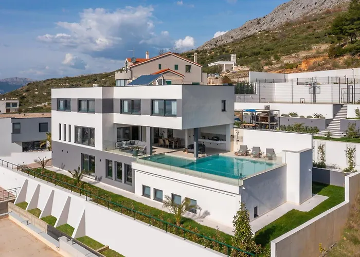 Luxury Cosmopolitan With Pool Vila Podstrana