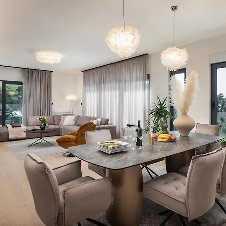 Luxury Cosmopolitan With Pool Villa *