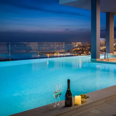 Luxury Cosmopolitan With Pool Podstrana