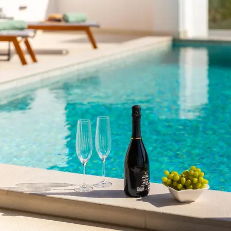 Villa Luxury Cosmopolitan With Pool