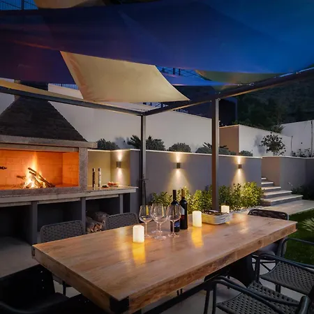Luxury Cosmopolitan With Pool Podstrana