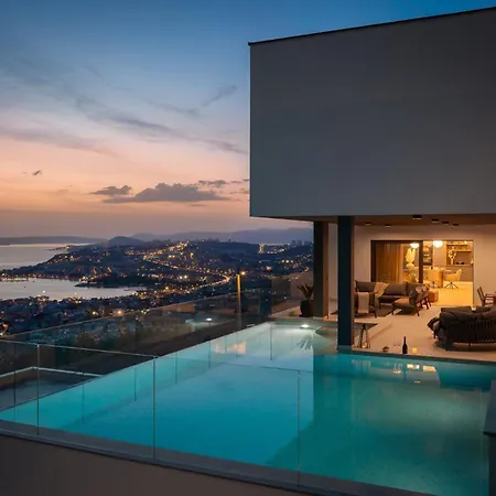 Villa Luxury Cosmopolitan With Pool