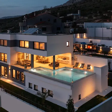 Luxury Cosmopolitan With Pool Villa