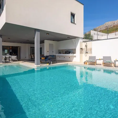 Luxury Cosmopolitan With Pool Podstrana