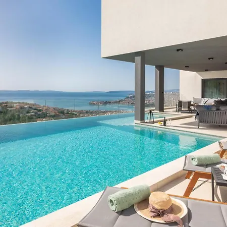 Luxury Cosmopolitan With Pool * Podstrana