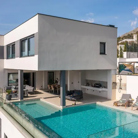 Luxury Cosmopolitan With Pool Podstrana