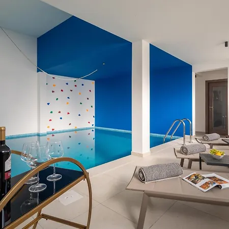 Luxury Cosmopolitan With Pool * Podstrana