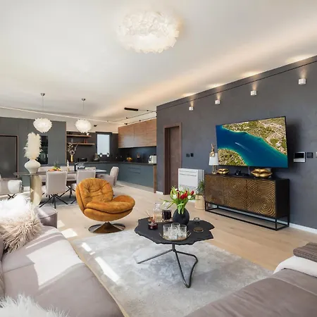 Luxury Cosmopolitan With Pool * Podstrana