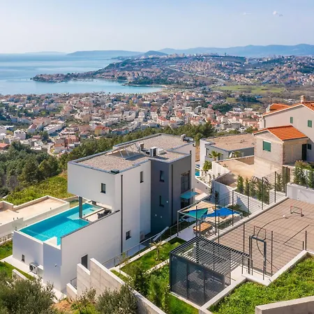 Luxury Cosmopolitan With Pool Podstrana