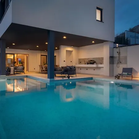Luxury Cosmopolitan With Pool * Podstrana