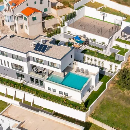 Luxury Cosmopolitan With Pool Podstrana