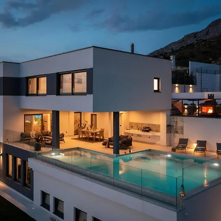 Luxury Cosmopolitan With Pool Podstrana