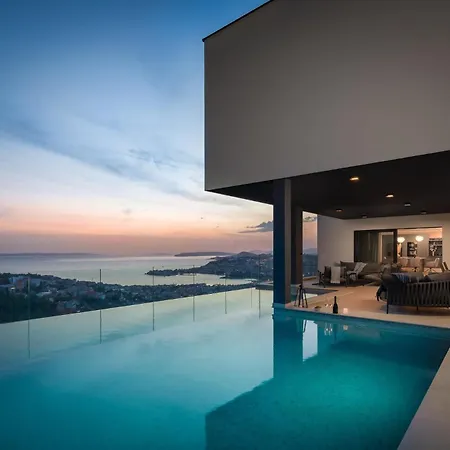 Luxury Cosmopolitan With Pool * Podstrana
